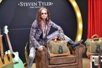 Steven Tyler presenta una colección de bolsos y maletas en el festival Starlite en Marbella