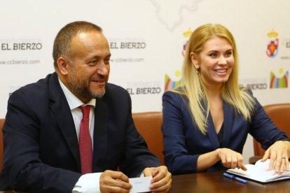 El presidente del Consejo Comarcal del Bierzo, Gerardo Álvarez Courel, junto a la embajadora de Moldavia en España, Violeta Agrici, durante su visita oficial a la institución berciana. CÉSAR SÁNCHEZ