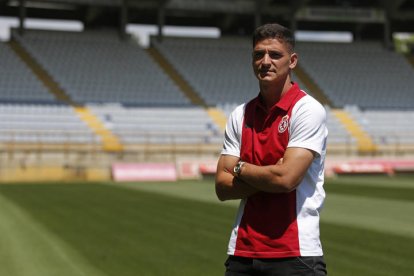 Presentación del futbolista Sergio Buenacasa como fichaje de la Cultura Leonesa. F. Otero Perandones.