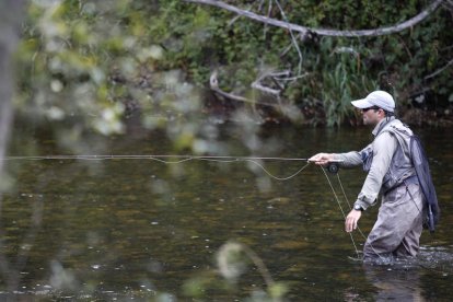 La temporada de pesca en los ríos de la provincia levantará el telón el 27 de marzo. FERNANDO OTERO