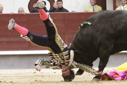 David Mora arrollado por su primer toro.