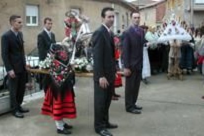 En la imagen, los jóvenes de Brugos de Fenar llevan a san Jorge en procesión