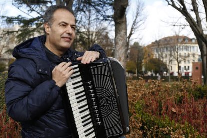 Elicio Barrio Vega, acordeonista leonés experto en repertorio tradicional de la provincia, posa junto a su acordeón en el parque de San Francisco. FERNANDO OTERO