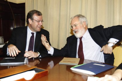 Silván bromea con el ministro Arias Cañete, durante su encuentro de ayer en Madrid.