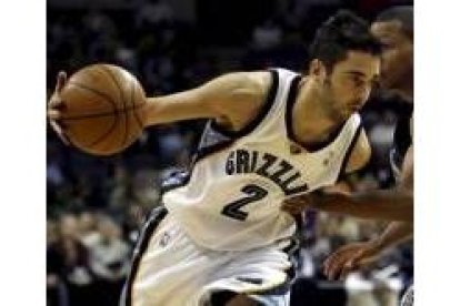 Navarro desborda a un rival en un partido de la NBA