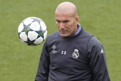 El entrenador del Real Madrid, Zinedine Zidane, en un entrenamiento. PACO CAMPOS