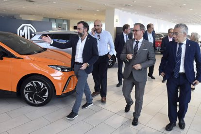 El consejero Veganzones con empresarios ayer, en Burgos. RICARDO ORDÓÑEZ