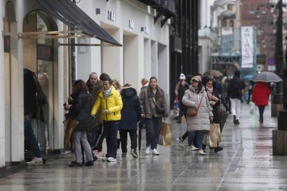 La calle Ordoño de León, el día del comienzo de las rebajas. FERNANDO OTERO