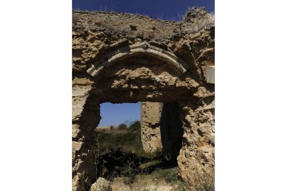 Los expolios, la saca de la piedra para la iglesia de Renueva, en León, y el abandono favorecieron la ruina de Eslonza.