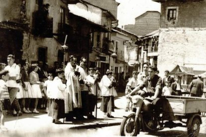 Bendición de un motocarro en la plazuela de San Pedro. FOTOS ANTIGUAS DE PONFERRADA. CORTESÍA DE CARMEN