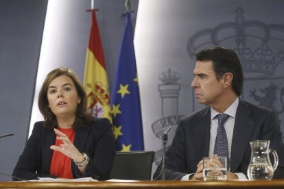 La vicepresidenta del Gobierno, Soraya Sáenz de Santamaría, y el ministro de Industria, Energía y Turismo, José Manuel Soria, durante la rueda de prensa que han ofrecido hoy, tras la reunión del Consejo de Ministros