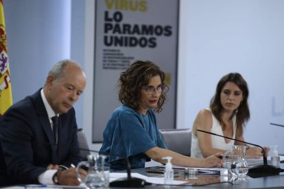 El ministro de Justicia, Juan Carlos Campo, la ministra portavoz, M. Jesús Montero, y la ministra de Igualdad, Irene Montero. JAVIER LIZÓN