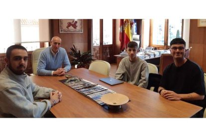 Manu Quiroga, José Antonio Diez, Izan Prieto y Raúl Montalvo, ayer, en el Ayuntamiento. DL