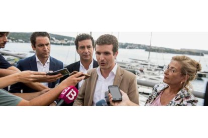 Pablo Casado junto al presidente del PP en Baleares, Biel Company, y la presidenta del PP de Menorca, Misericordia Sugrañes. DAVID ARQUIMBAU