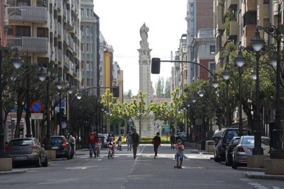 Calles del centro de León cortadas al tráfico para ampliar las zonas de paseos y juegos durante la fase 0, crisis sanitaria por el coronavirus. F. Otero Perandones.