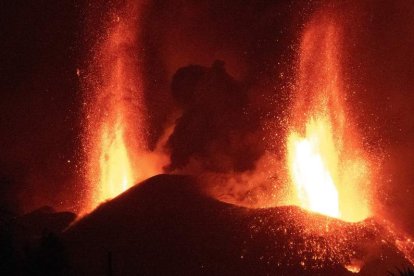 Imagen del cono del volcán la madrugada de ayer. MIGUEL CALERO