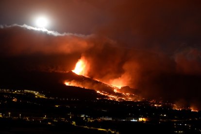 El volcáncuenta desde esta noche con una nueva boca eruptiva en las cercanías del pueblo de Tacande, en El Paso, lo que ha obligado a ampliar las evacuaciones. EFE/MIGUEL CALERO