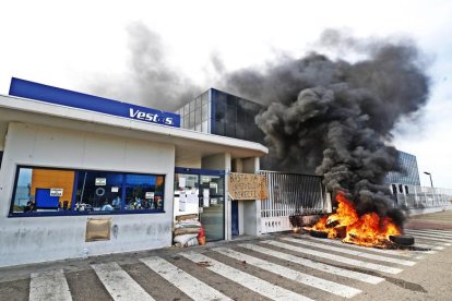 Quema de neumáticos ayer por la tarde en la puerta de Vestas nada más conocerse el anuncio del cierre de la factoría de Villadangos del Páramo.