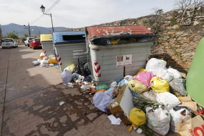 Imagen de contenedores en Santo Tomás de las Ollas, el pasado lunes. L. DE LA MATA