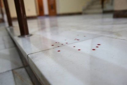 Vista de las escaleras del interior del edificio en el número 12 de la calle Caranavajos, en el distrito madrileño de Villa de Vallecas, donde se haya la vivienda en la que un hombre de 51 años ha fallecido esta madrugada por disparos de un policía al que había acuchillado en el cuello, al igual que a otro agente que habían acudido al domicilio tras una denuncia por un caso de violencia machista . EFE/Rodrigo Jiménez