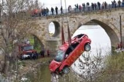 El vehículo, matriculado hace un mes, fue rescatado de las aguas del Duero a media mañana