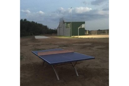 Imagen de la mesa de ping-pong y del frontón de San Adrián. DL