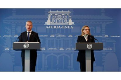 Nadia Calviño ayer, con el lehendakari, Iñigo Urkullu, en Vitoria. DAVID AGUILAR