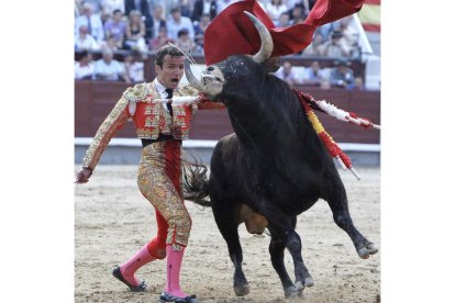 El diestro leonés Damián Castaño da un pase de muleta a su primer novillo.