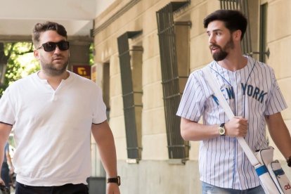 José Ángel Prenda (izquierda) y Jesús Escudero, miembros de La manada, en los juzgados de Sevilla el pasado 18 de julio. /