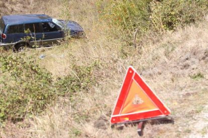 El conductor perdió el control del vehículo y se precipitó por el talud de la imagen.