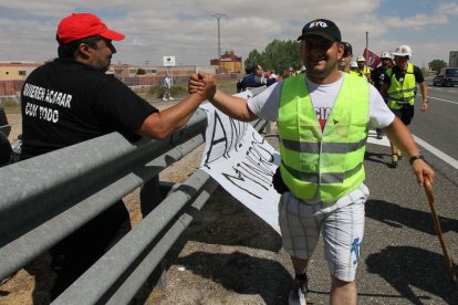 Los mineros saludan a Santi, animador incansable