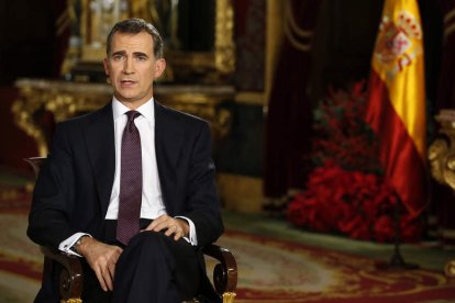 El rey Felipe VI durante su segundo mensaje de Navidad, en el que expresó sus deseos para el nuevo año desde el salón del Trono del Palacio Real.