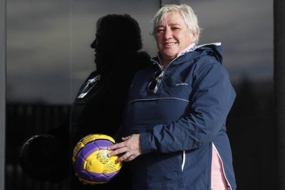 Celsa García posa con un balón de fútbol, la gran pasión deportiva de su vida que sigue emocionándola