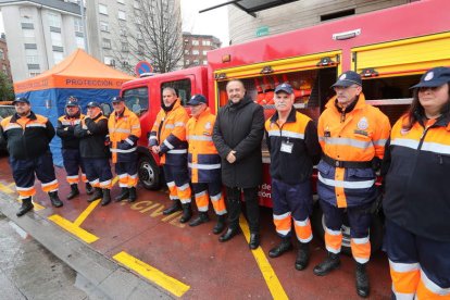 El presidente del Consejo, Gerardo Álvarez Coruel, posó con los voluntarios y el nuevo camión de bomberos. L. DE LA MATA