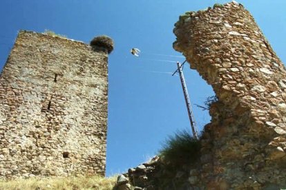 El estado de conservación del castillo de Benar es deficiente, necesita consolidar sus muros.