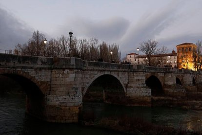 Vista nocturna del puente de San Marcos. MARCIANO PÉREZ