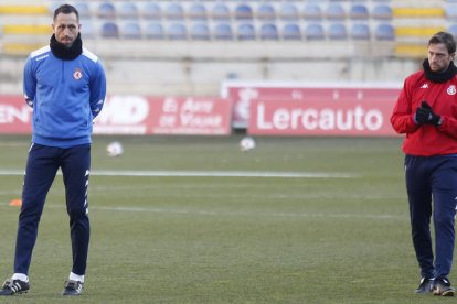 José Manuel Aira, a la izquierda, supervisa uno de los entrenamientos de sus jugadores. FERNANDO OTERO