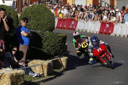 Iker Carrera y Bernardo Oliver, en una de las zonas de mayor exigencia y que más público concita del Gran Premio.