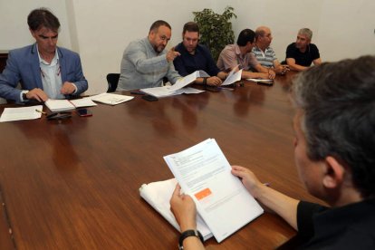 Los integrantes de la Mesa por el Futuro del Bierzo se reunieron ayer en la sede del Consejo. ANA F. BARREDO