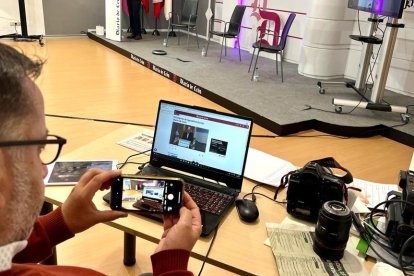 El jefe de Fotografía de Diario de León, Ramiro J. López, prepara todo el material necesario para la emisión en directo de las jornadas. S.V.P.