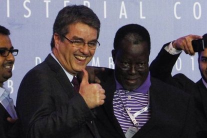 El director general de la OMC, Roberto Azevedo, hace un gesto de victoria mientras es felicitado por los delegados reunidos en Bali, este sábado.