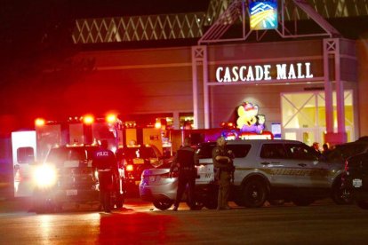 Policías ante el centro comercial Cascade Mall de Burlington (EEUU), donde se ha producido el tiroteo.