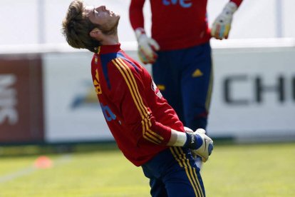 David de Gea, de rodillas, durante un entrenamiento con la selección española