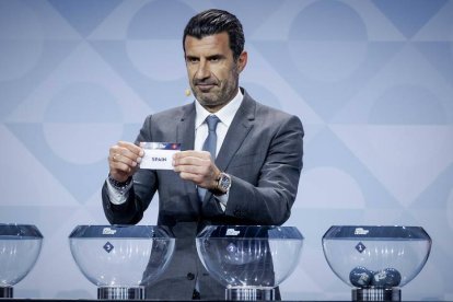 Figo saca la papeleta de España que lo coloca en el grupo A de la Nations League. ROBIN VAL LONKHUIJSEN