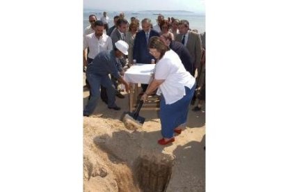 Rodríguez pone la primera piedra del paseo marítimo de Puebla Caramiñal