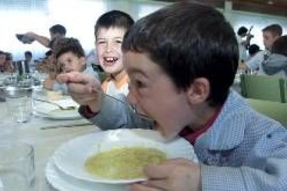 Enseñar a los niños a comer sano forma parte de su educación y es fundamental para su salud