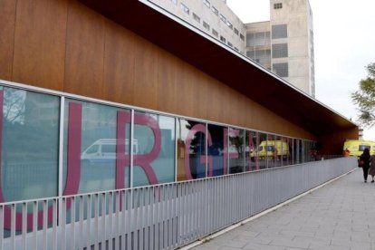 Una ambulancia estacionada en el área de urgencias del Hospital Joan XXIII de Tarragona.