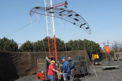 Tres jubilados hacen pruebas con la estatua del minero con parapente metálico aún sin terminar.