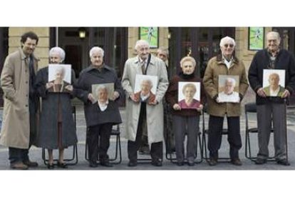 El artista leonés Félix de la Concha con los ancianos bilbaínos a los que ha retratado y grabado en