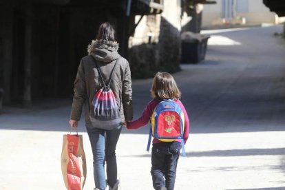 La pareja y el hijo de Abraham Santisteban, ayer a la salida del colegio en Santalla